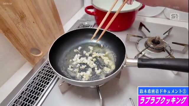 Suzu Suzuki cooking garlic in pan, JAV amateur kitchen tease