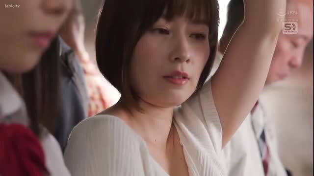 Okuda Saki busty aunt in white top raises arm in JAV scene
