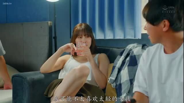 Phoenix Miyu with two guys chilling on couch in JAV threesome setup