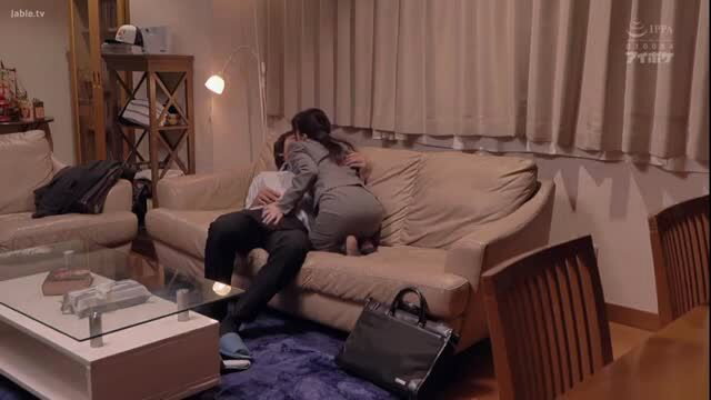 岬奈奈美 seduces coworker on couch in JAV office sex scene