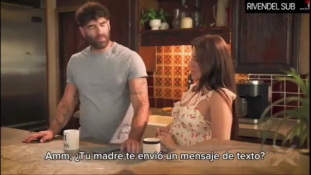 Stepdad asks stepdaughter about mom's text in kitchen, sub español