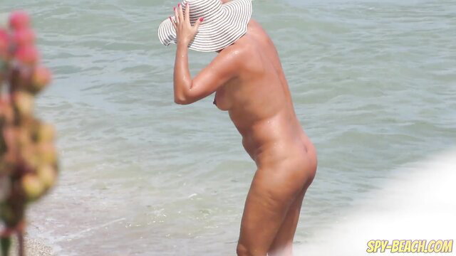 Nude MILF bending over at beach, big ass voyeur nude hat