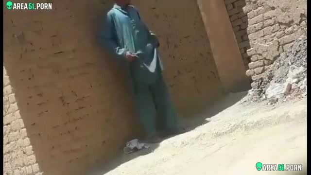 Pakistani Aunty in shalwar kameez lifting skirt outdoor hidden cam
