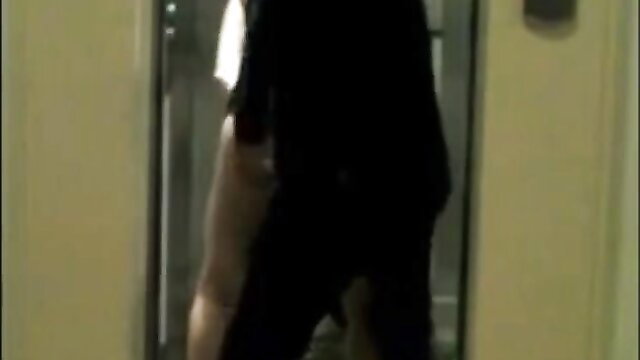 Amateur couple quickie in elevator between floors