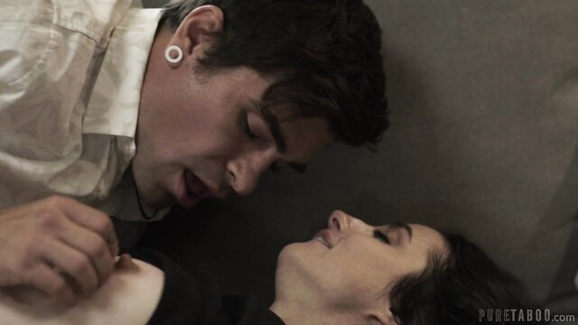 Stevie Moon kissed by man in intimate closeup, slut twin scene