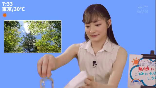 Tamura Kana in sleeveless top presenting on weather segment