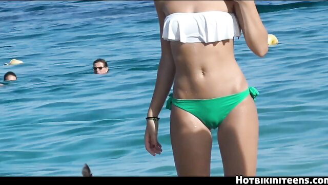 Slim bikini teen with extreme cameltoe on beach spy cam
