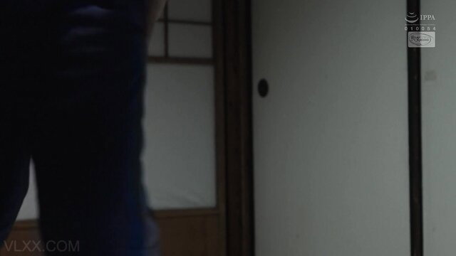 Julia Boin sexy jeans ass in Japanese room door