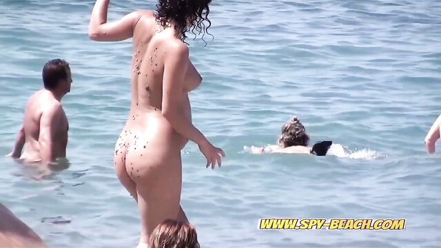 Curvy brunette nude babe with big ass at beach, voyeur spy cam