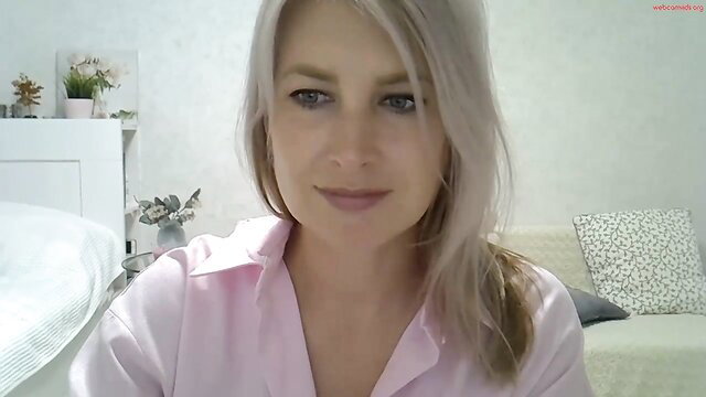 Blonde Sarahphelps in pink shirt on Chaturbate webcam