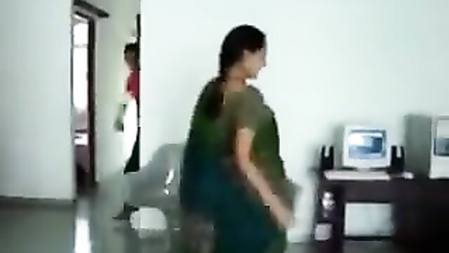 Hawt South Indian babe in saree shakes big booty seductively