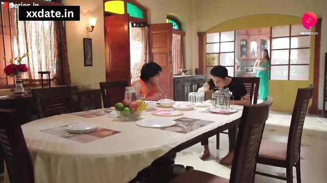 Indian cougar in green saree blows & jerks Chod Dala at dinner table