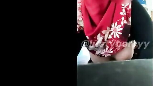 LustyBerry jilbab girl exposing pussy upskirt in amateur video