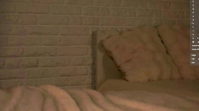 Emmyleri nude on bed with Sybian in latest stream