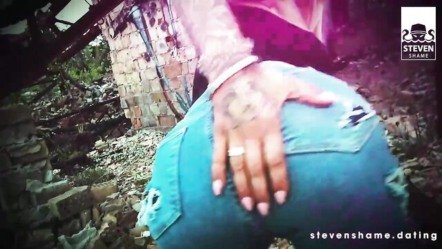 Harleen's big ass grabbed by tattooed Steven in erotic outdoor tease