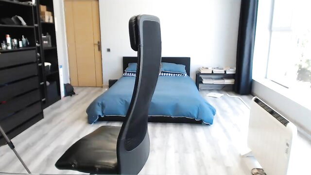 Latino23bom empty blue bedroom with office chair amateur setup