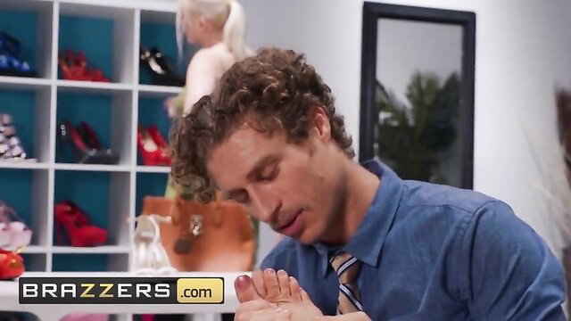 Desiree Dulce's sexy feet worshipped by man in Brazzers