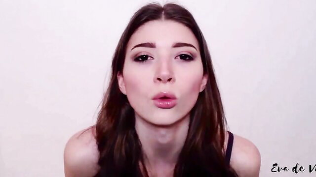 Eva DeViant closeup pouty lips seductive gaze brunette beauty