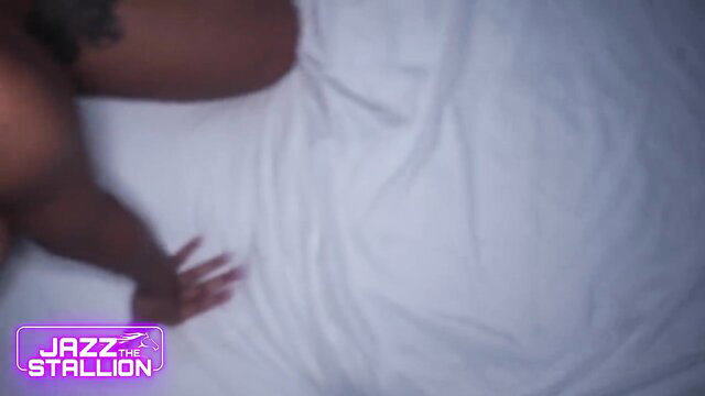 Jazz tattooed ebony beauty spreading on bed in hot solo tease