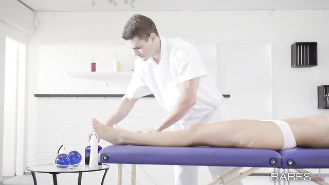 Blanche Bradburry nude MILF foot massage by masseur