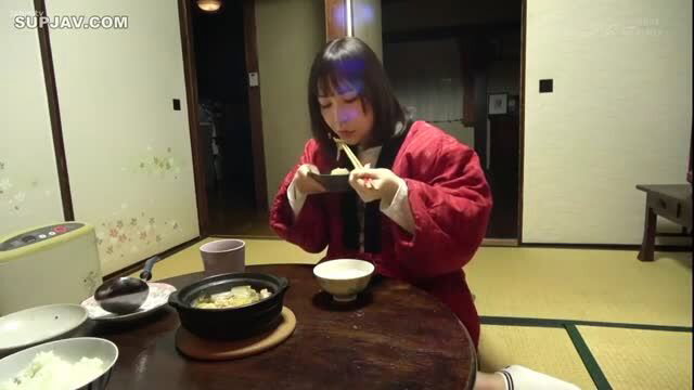 Takeuchi Sakina 18yo JAV amateur eating ramen in red kimono at home