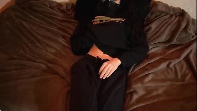applesasendedx3 edging through clothes on bed, sexy tease