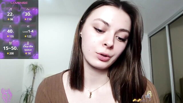 SindiCroford MFC camgirl closeup, sultry gaze, straight brown hair