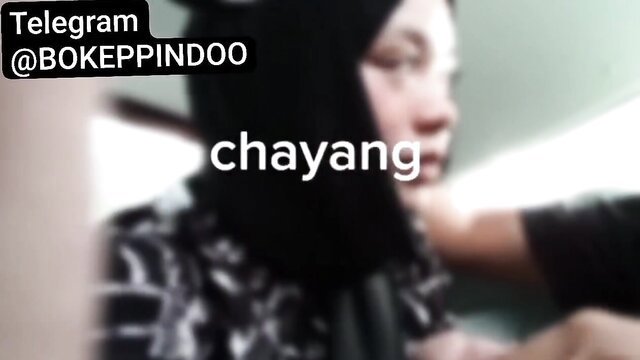 Viral Chayang hijab girl naughty in car closeup
