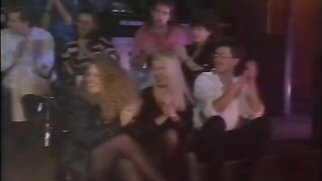 Vintage 1985 Der Vogelwettbewerb women cheering crowd clapping