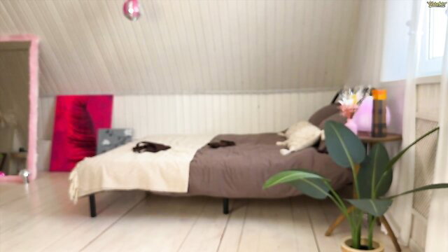 uwunikaa wet beauty solo on bed in pink bedroom