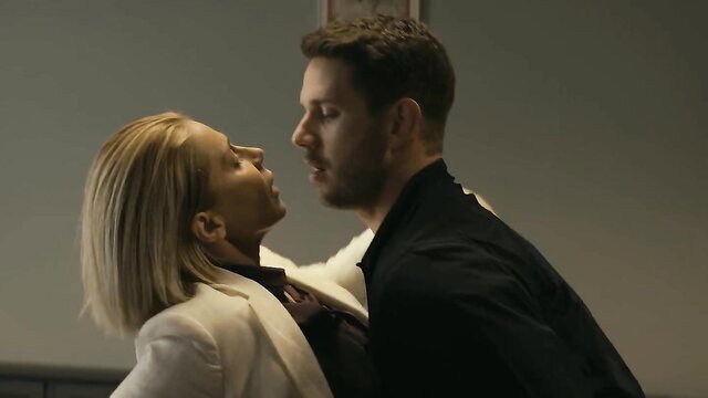Izabela Chojnacka kissed passionately by man in Petla s01e03-04