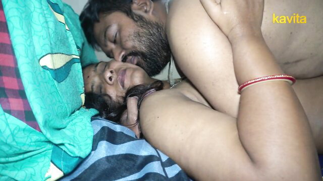 Desi couple Skadam and Ksalve (Kavita) nude kissing in bed homemade hookup