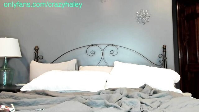 Haleycrazy pale naked whore in bed sheets, teasing pose