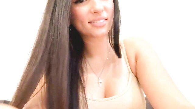 Elizabethrabin Chaturbate latina in tank top showing cleavage