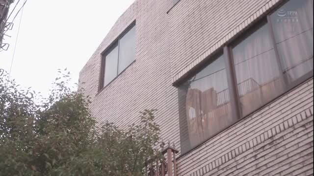 Brick house window view, outdoor JAV thumbnail, Kisaki Suzuka