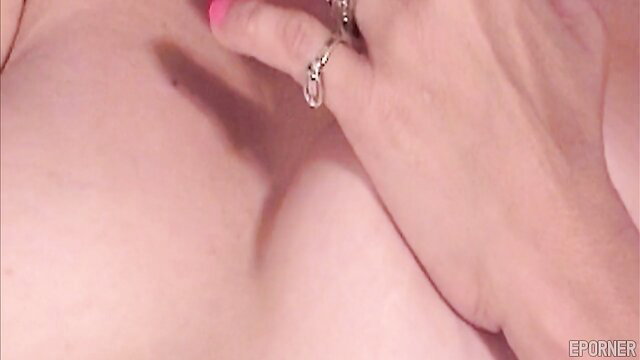 Vintage MILF fingers wet pussy closeup in lesbian fun
