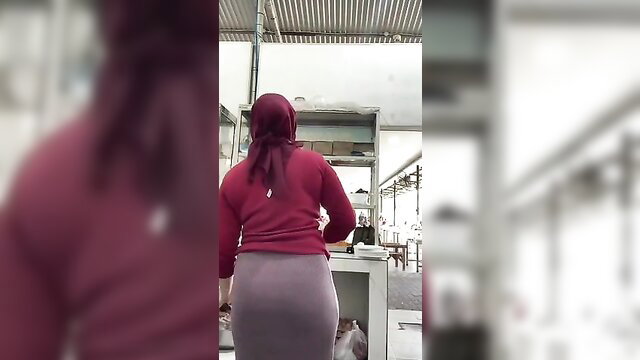 Indo hijab MILF Tante Kimora big ass in tight skirt cooking