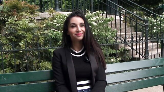 Dora 24 ans coquine latine smiling on park bench in blazer