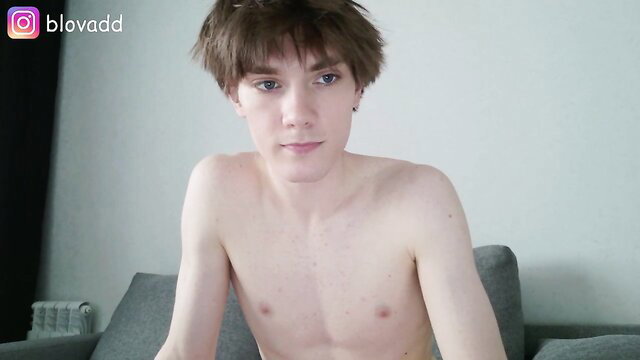 Shirtless twink Callmenineoneseven poses nude on Chaturbate cam