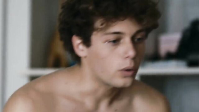 Shirtless young man with curly hair in nude scene from Slam Tutto per una ragazza