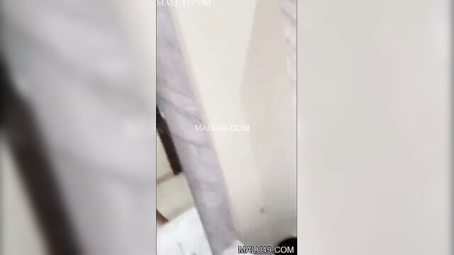 Luxurious Indian wifey fellating cock in amateur blowjob